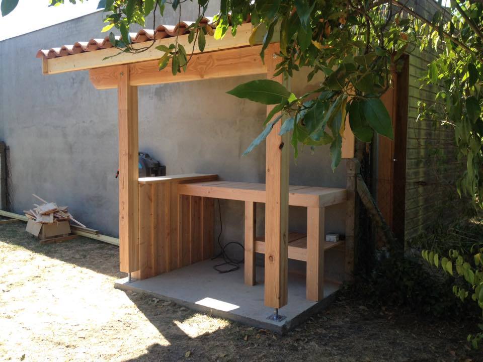 Appentis en bois adossé à une maison