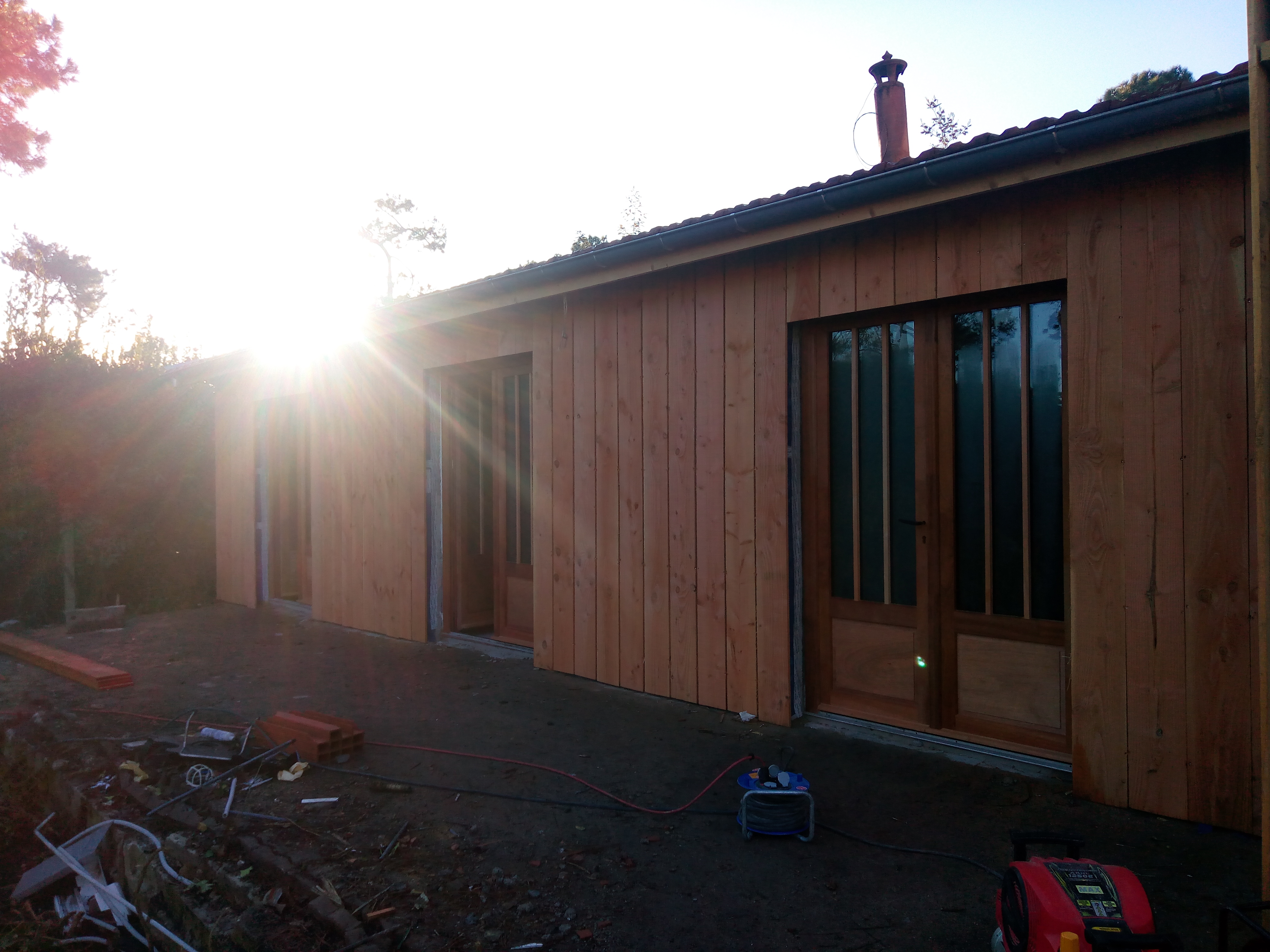 Pose de bardage bois sur maison en Gironde - ÈRE BOIS