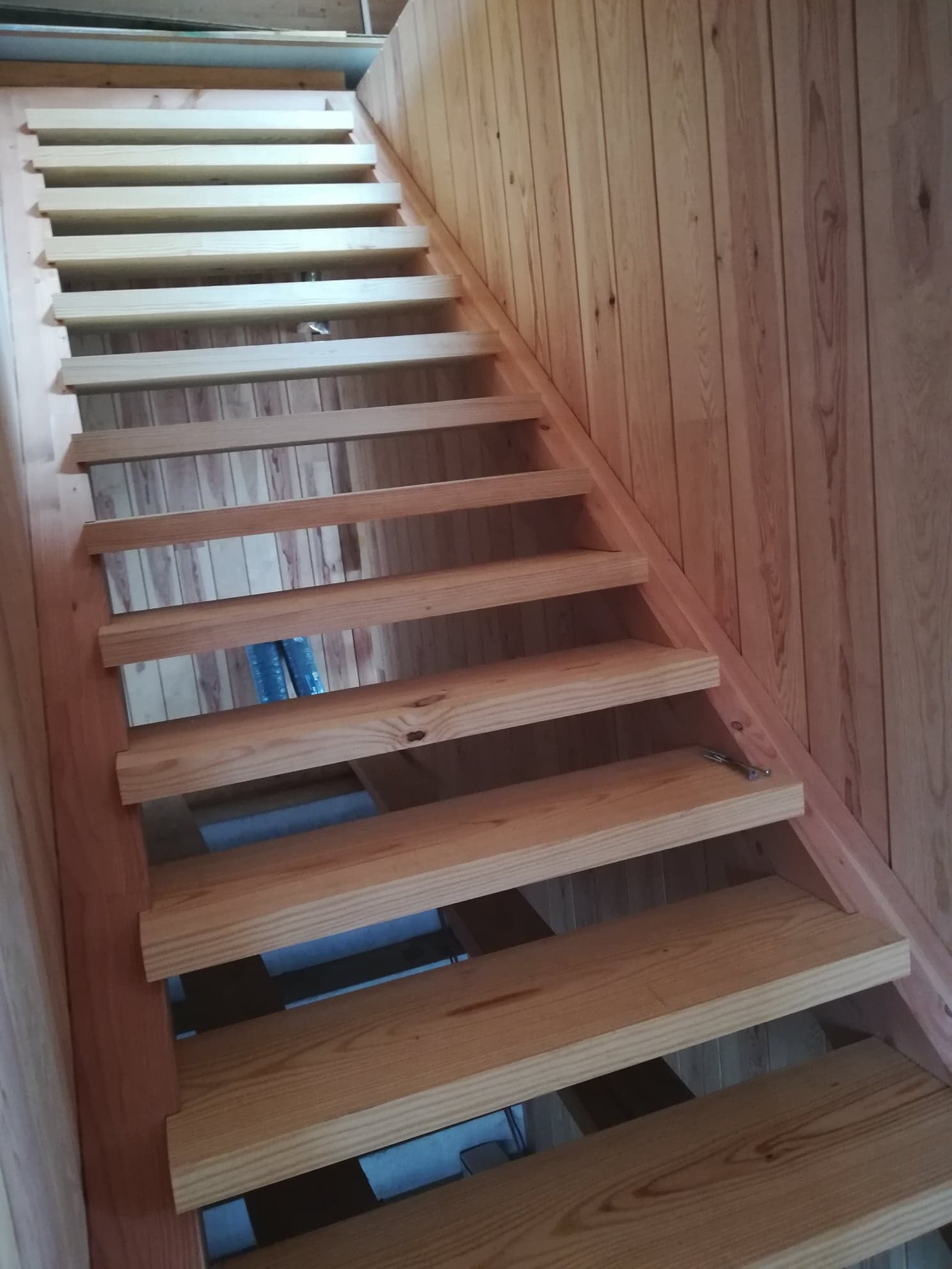 Détails de finition escalier bois