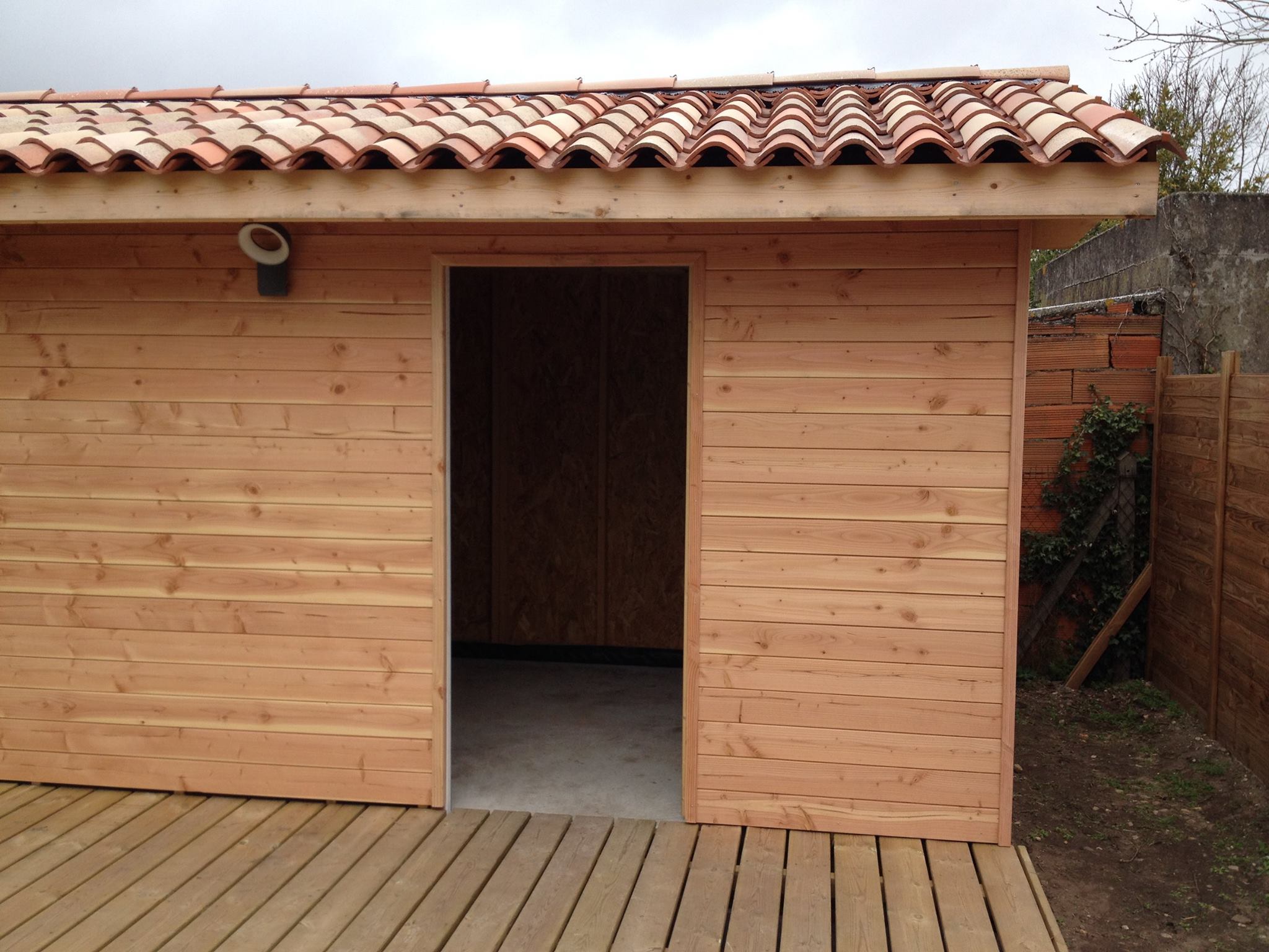 Abri de jardin bois avec toit en tuiles