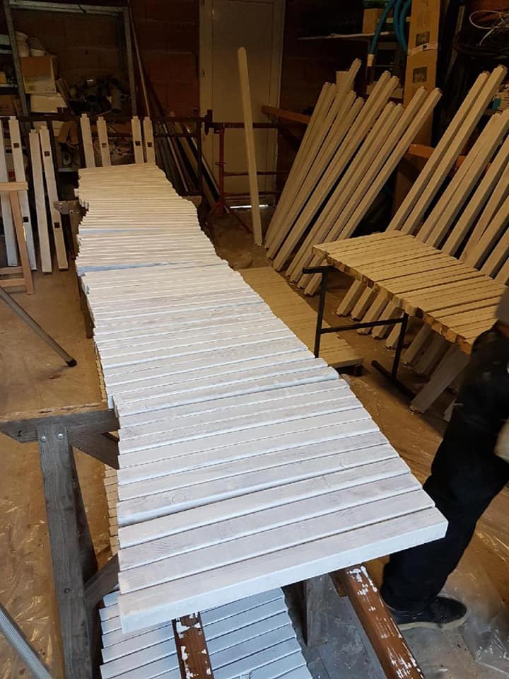 Installation sécurisée de garde-corps bois