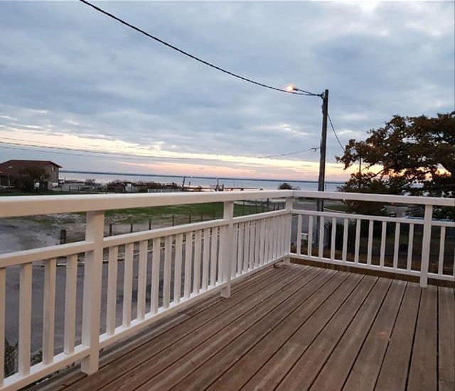 Artisan charpentier travaillant sur les finitions d'une balustrade