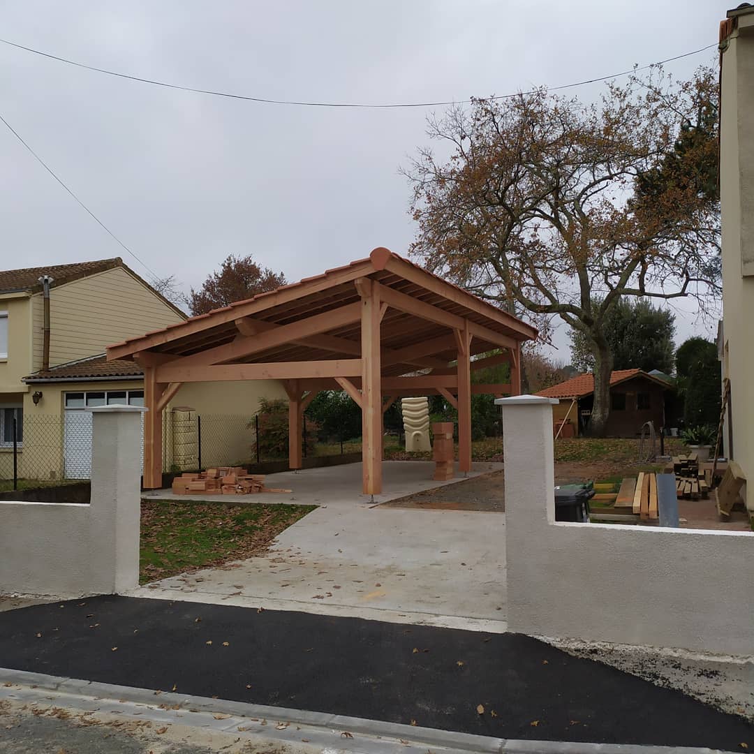 Carport bois avec toiture en tuiles