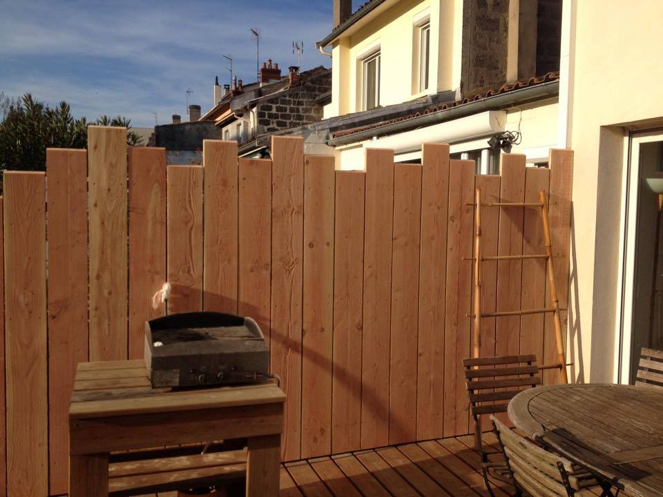 Artisan charpentier finitions clôture bois