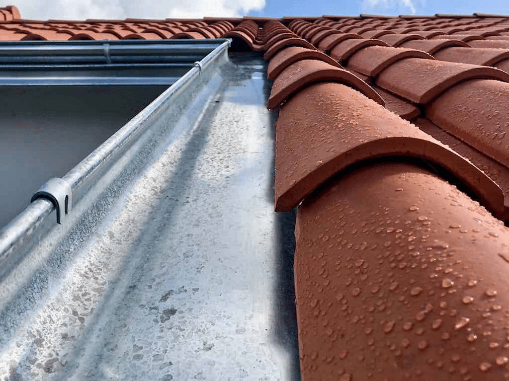 Installation de gouttières et zinguerie en Gironde - ÈRE BOIS