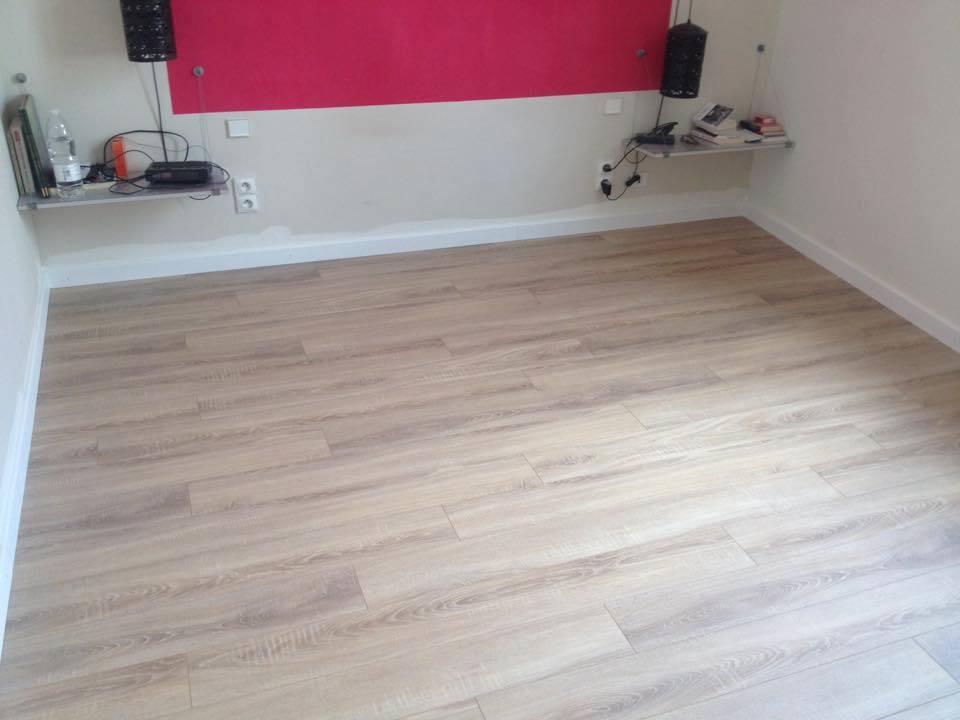 Artisan charpentier travaillant le bois intérieur