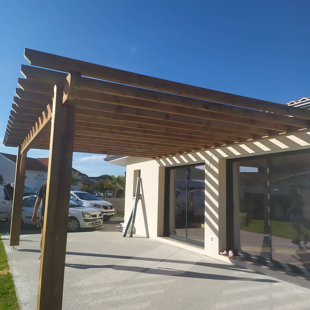 Artisan charpentier finitions pergola