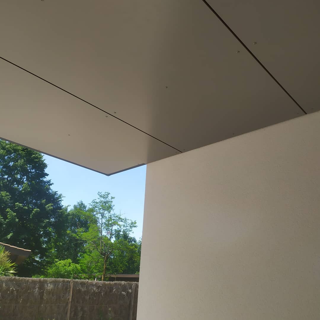 Porche en bois traditionnel charpente apparente