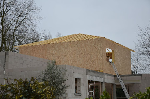 Construction de la charpente bois et pose des panneaux OSB pour la surélévation
