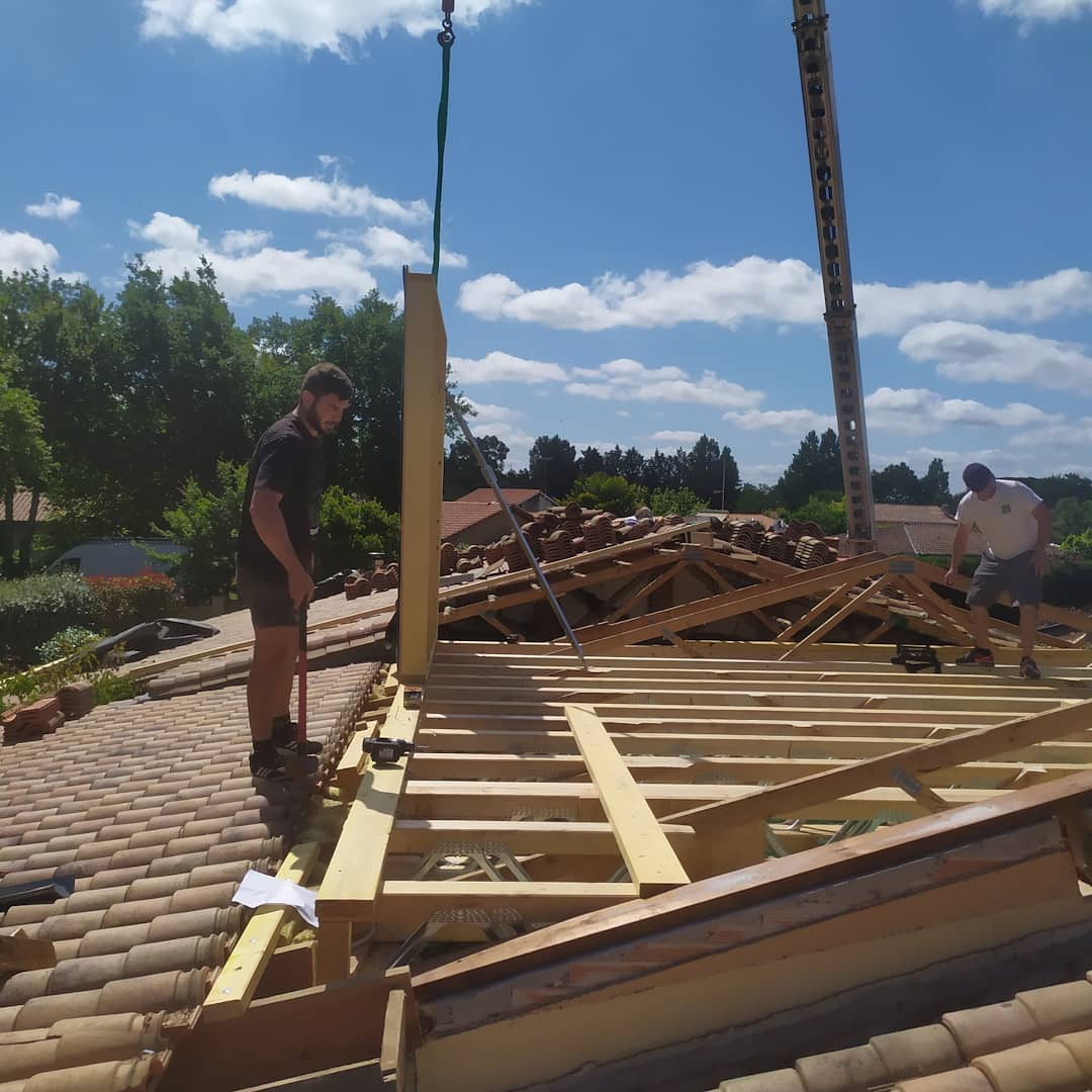 Pose de la structure de plancher en bois sur la toiture existante à Saint-Jean-d'Illac