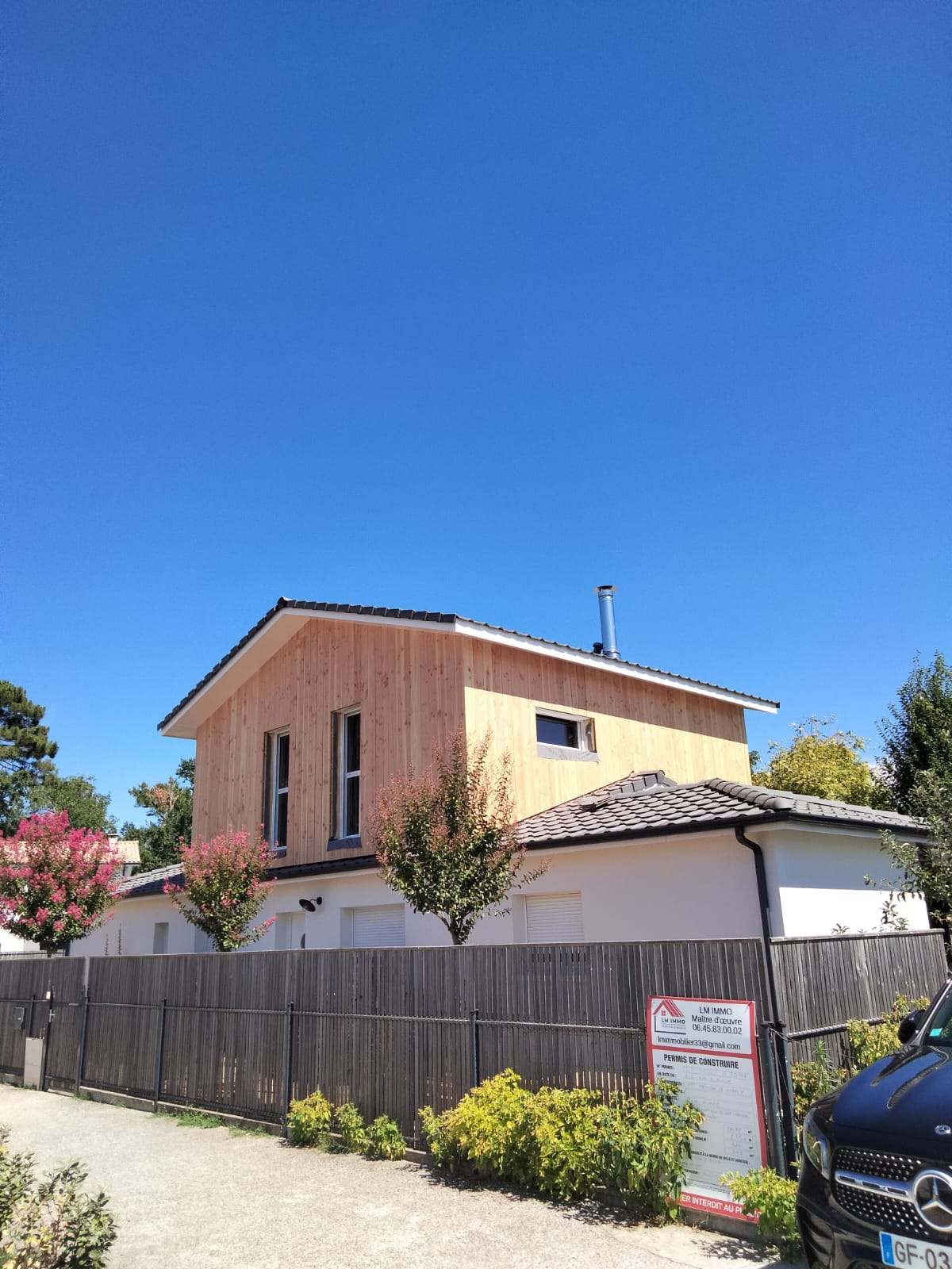 Résultat final de la maison surélevée avec bardage bois naturel