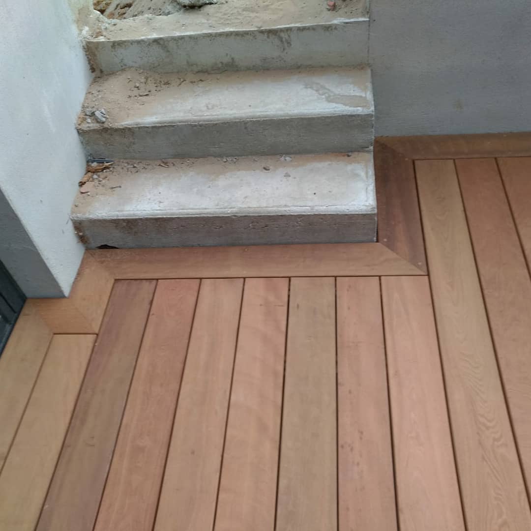 Travail artisanal charpentier pour aménagement patio